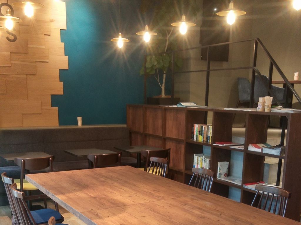 カフェ（カフェ＆自習室）の店舗内装工事を東京都新宿区にて行いました